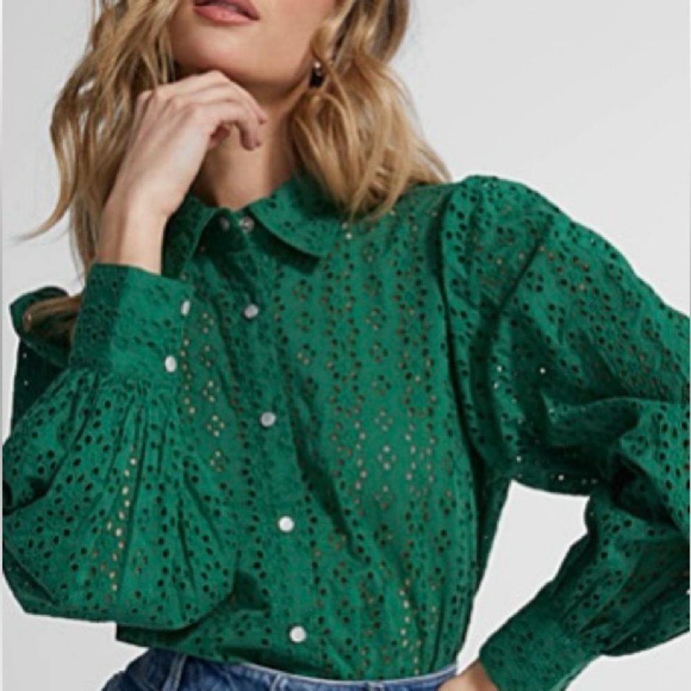 Icone puff-sleeve anglaise shirt. Green. Snap buttons. From Simon’s.